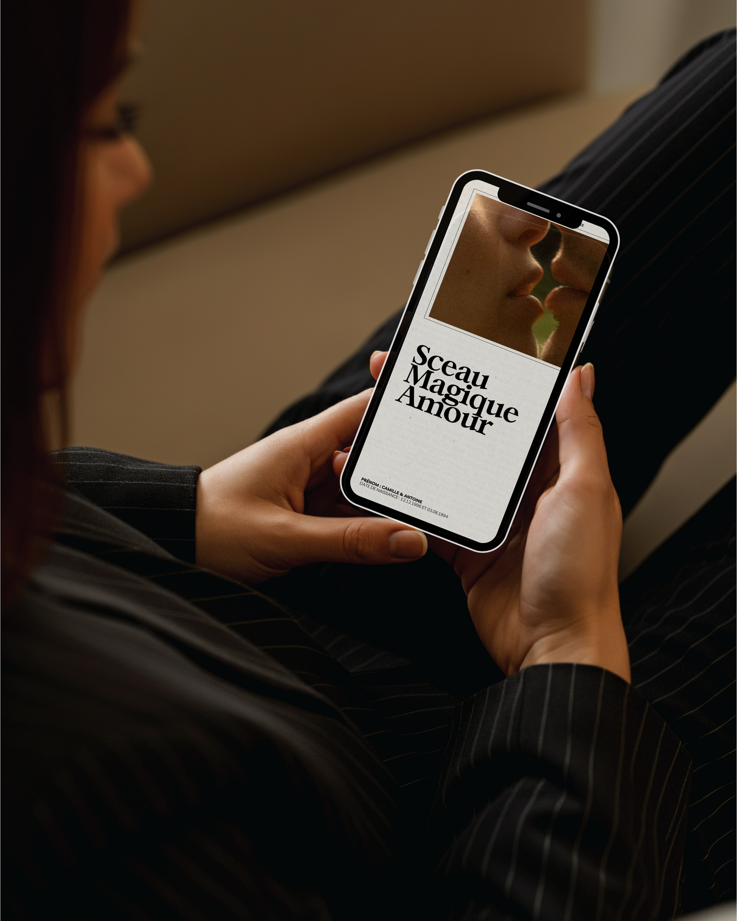 Sceau magique d’amour affiché sur un téléphone, avec une photo de baiser en arrière-plan.