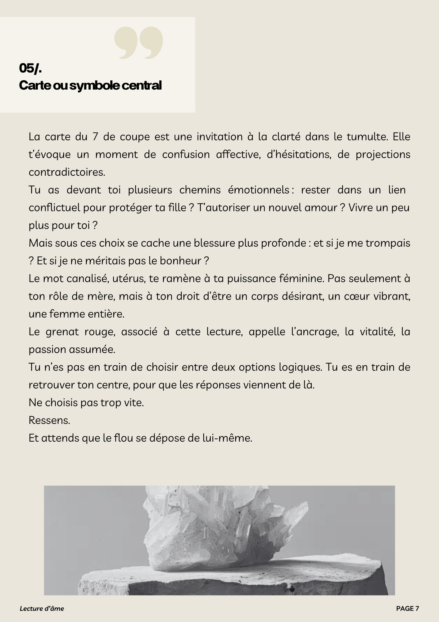 Lecture dâĂąme sur le symbole central : interprĂ©tation du 7 de coupe, grenat rouge et image de cristal blanc.