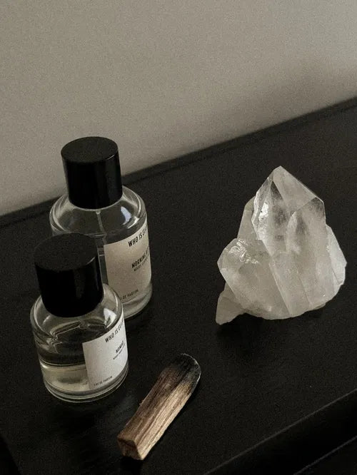 Cristaux et huiles essentielles utilisés dans un rituel énergétique pour alléger le corps