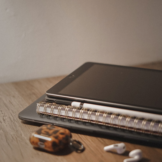 Dispositif de connexion à distance : tablette, carnet et écouteurs pour une guidance intuitive en visio ou audio