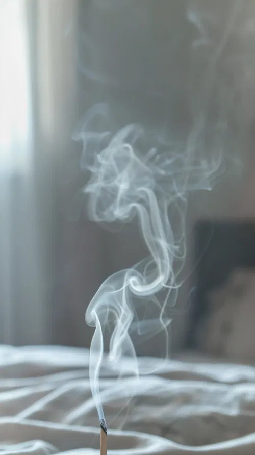 Fumée d’encens pour purification énergétique, rituel spirituel avec pendule