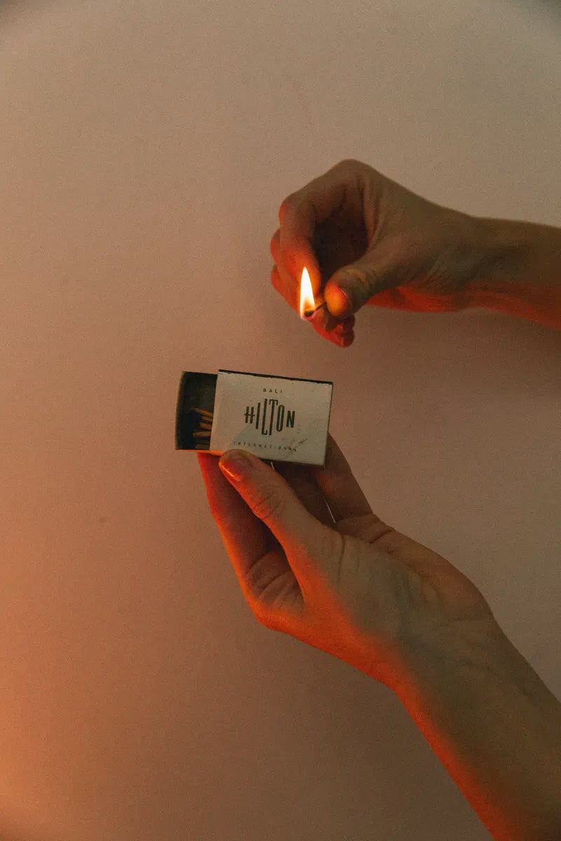 Boîte d’allumettes pour allumer une bougie rituelle lors d’un soin énergétique
