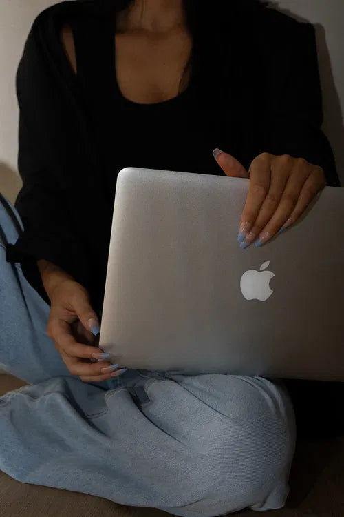 Femme recevant un soin énergétique perte de poids à distance via message vocal