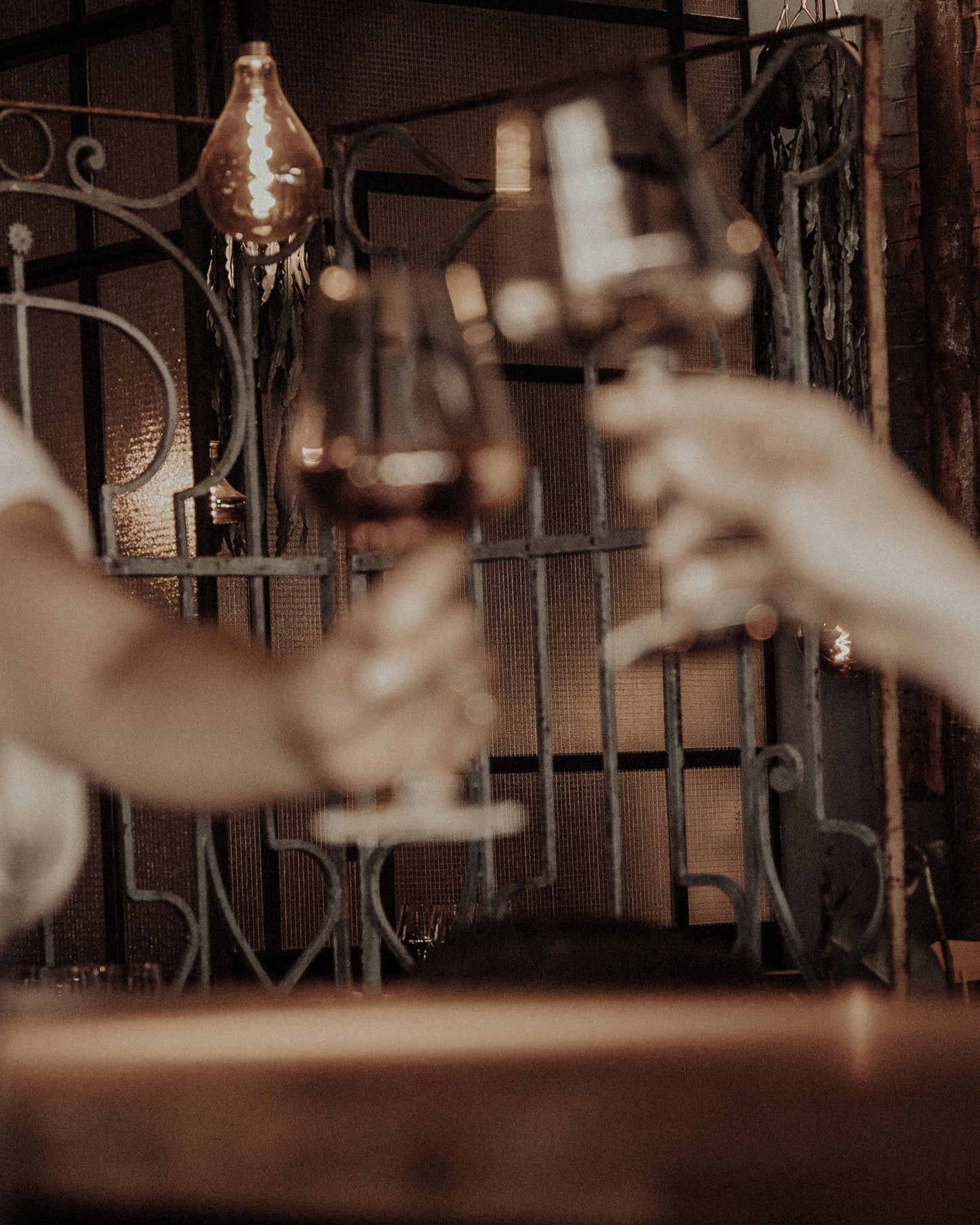 Coupes de vin qui s’entrechoquent dans une ambiance chaleureuse – célébration de l’abondance et des réussites