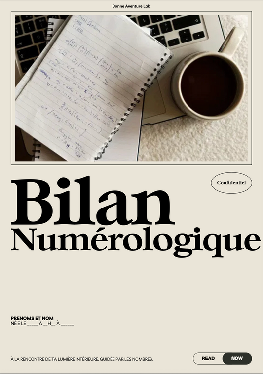 Couverture du bilan numérologique personnalisé Bonne Aventure Lab, avec carnet manuscrit, ordinateur et tasse de café, ambiance douce et confidentielle.