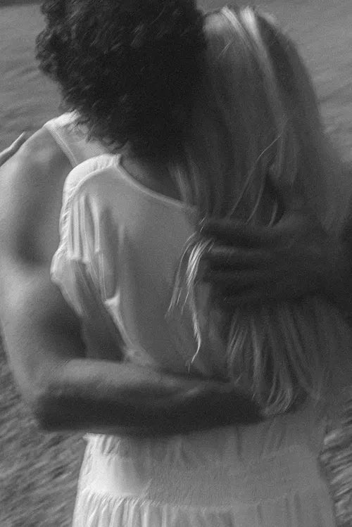 Couple qui s’enlace tendrement, symbole de reconnexion amoureuse après un soin énergétique