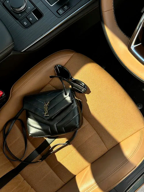 Sac à main de luxe dans une voiture haut de gamme – image de richesse matérielle après un soin énergétique