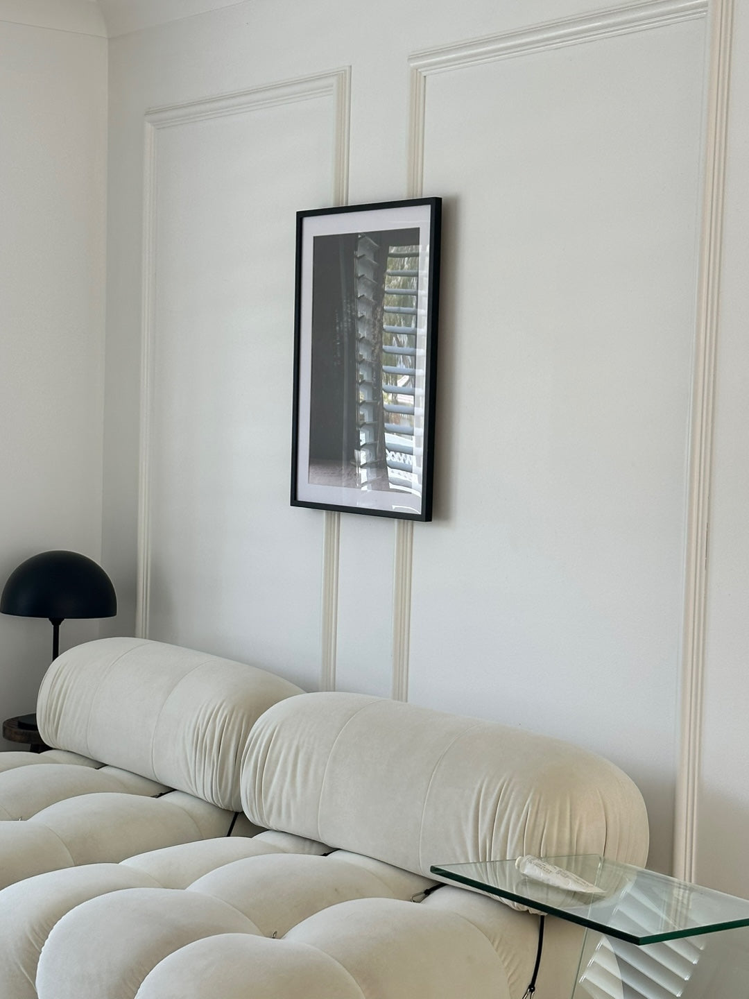 Salon lumineux aux tons crème avec tableau minimaliste – douceur, sérénité et clarté intérieure