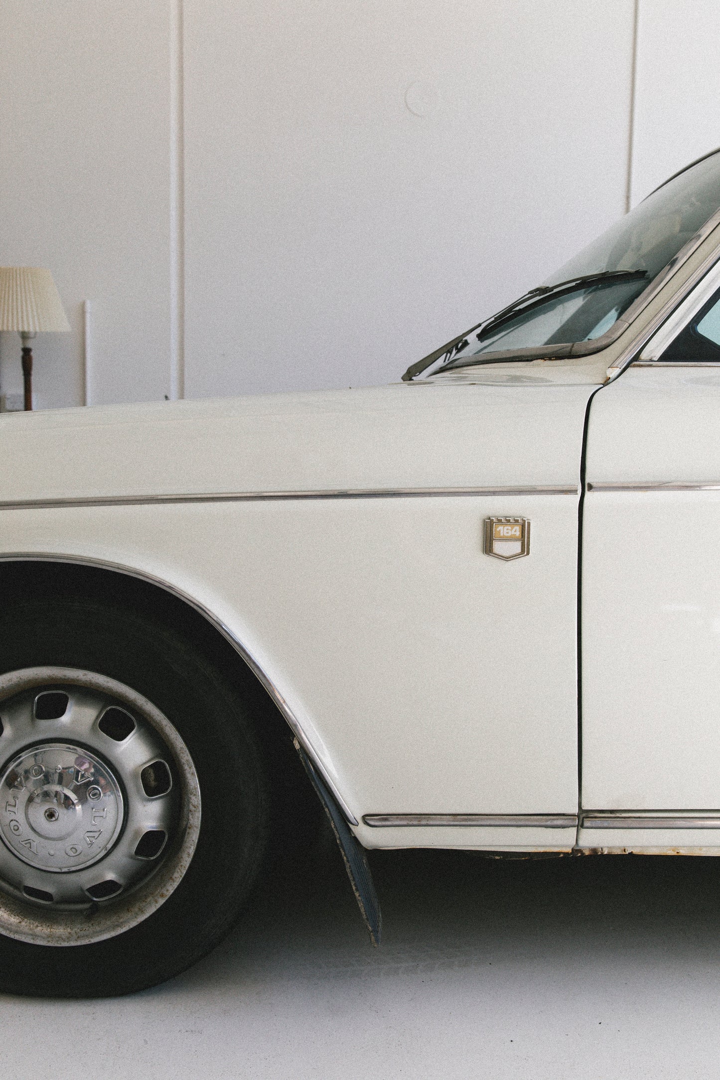 Ancienne voiture blanche de collection – symbolique du voyage, du mouvement, et des richesses durables